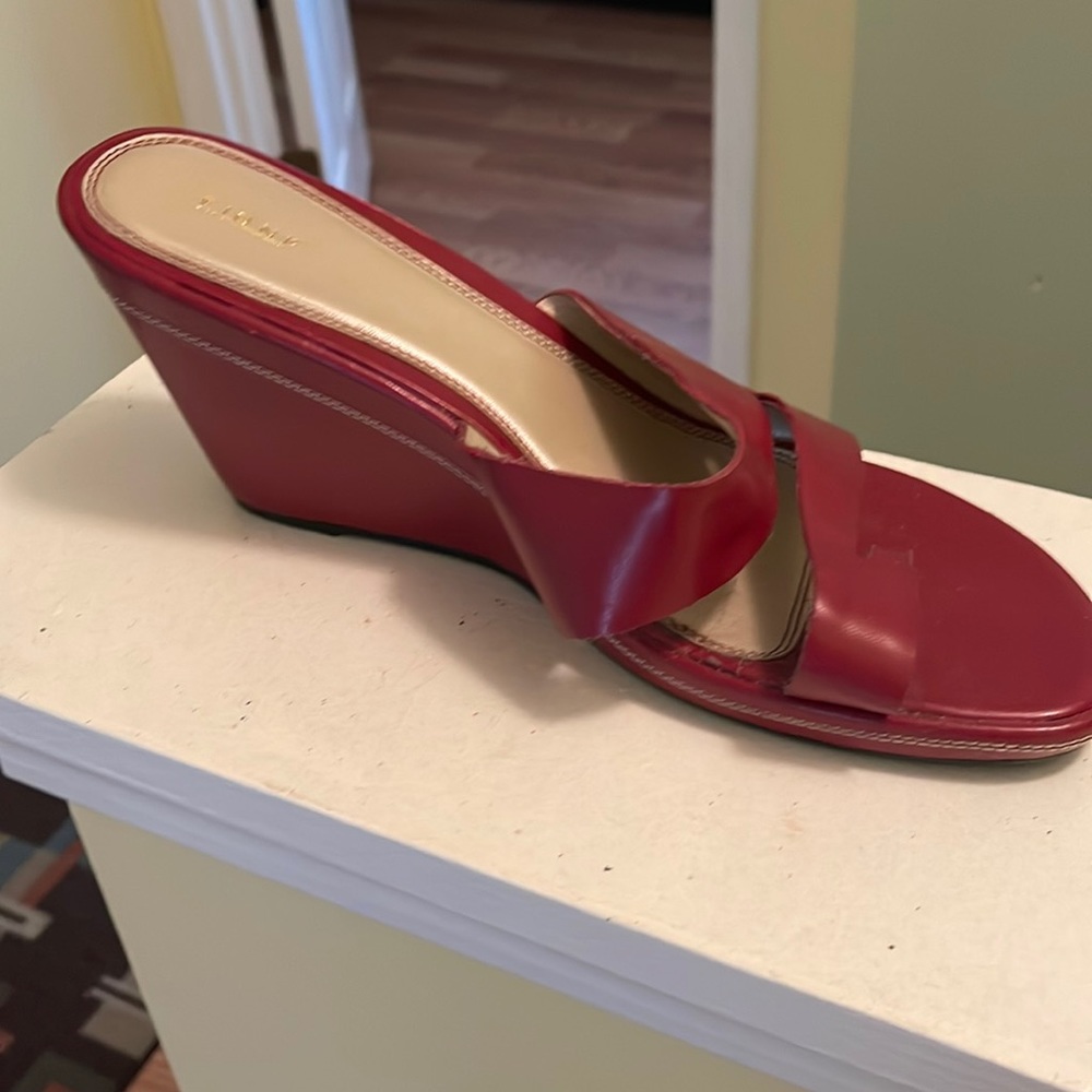Dark red wedge